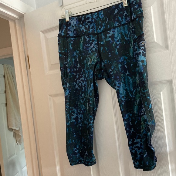 CUTE PRINTED LULULEMON CAPRI LEGGINGS - Picture 1 of 3